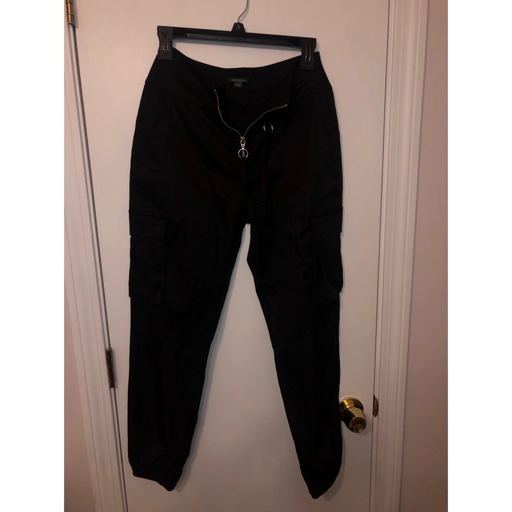 BLACK JOGGER WITH RING DETAILS